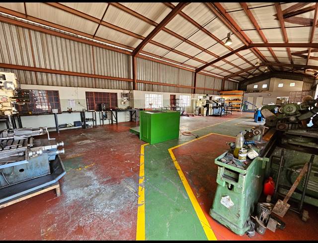 1,100M² WAREHOUSE TO LET IN APEX